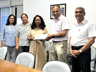 Photo: Dr. Arya Jayatilaka handing over the MultispeQ instrument to Prof. Dharshani Bandupriya, Head, Department of Plant Science. From L-R: Dr. Iroja Caldera, Dr. Pradeepika Saputhanthri, Prof. Dharshani Bandupriya, Dr. Arya Jayatilaka and Prof. Upul Sonnadara (Dean/Science)